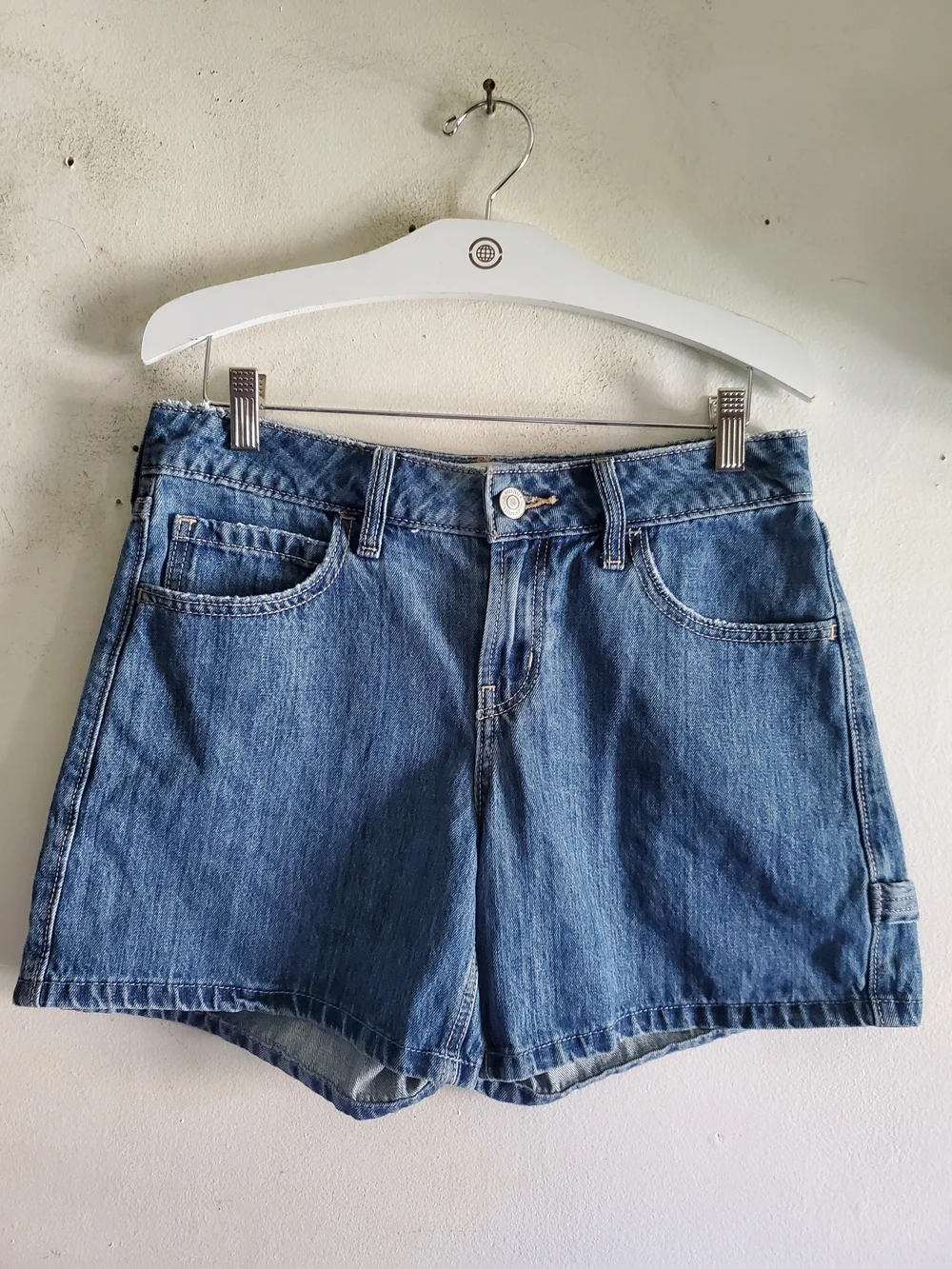 Hollister Low Rise Baggy Short Size 26.